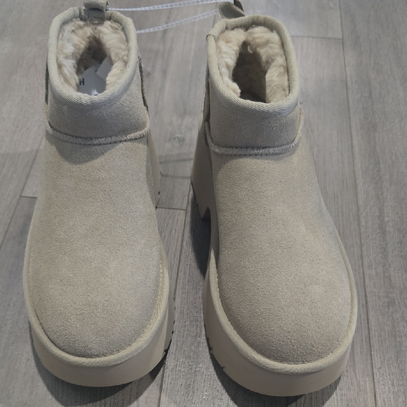 UGG Women Block Platform Boots New W/O Tag - Picture 3 of 3